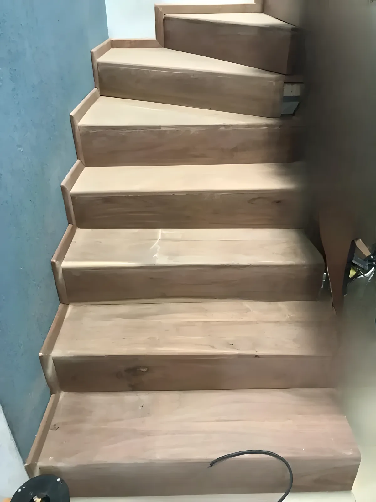 Solid wood staircase installation process over concrete