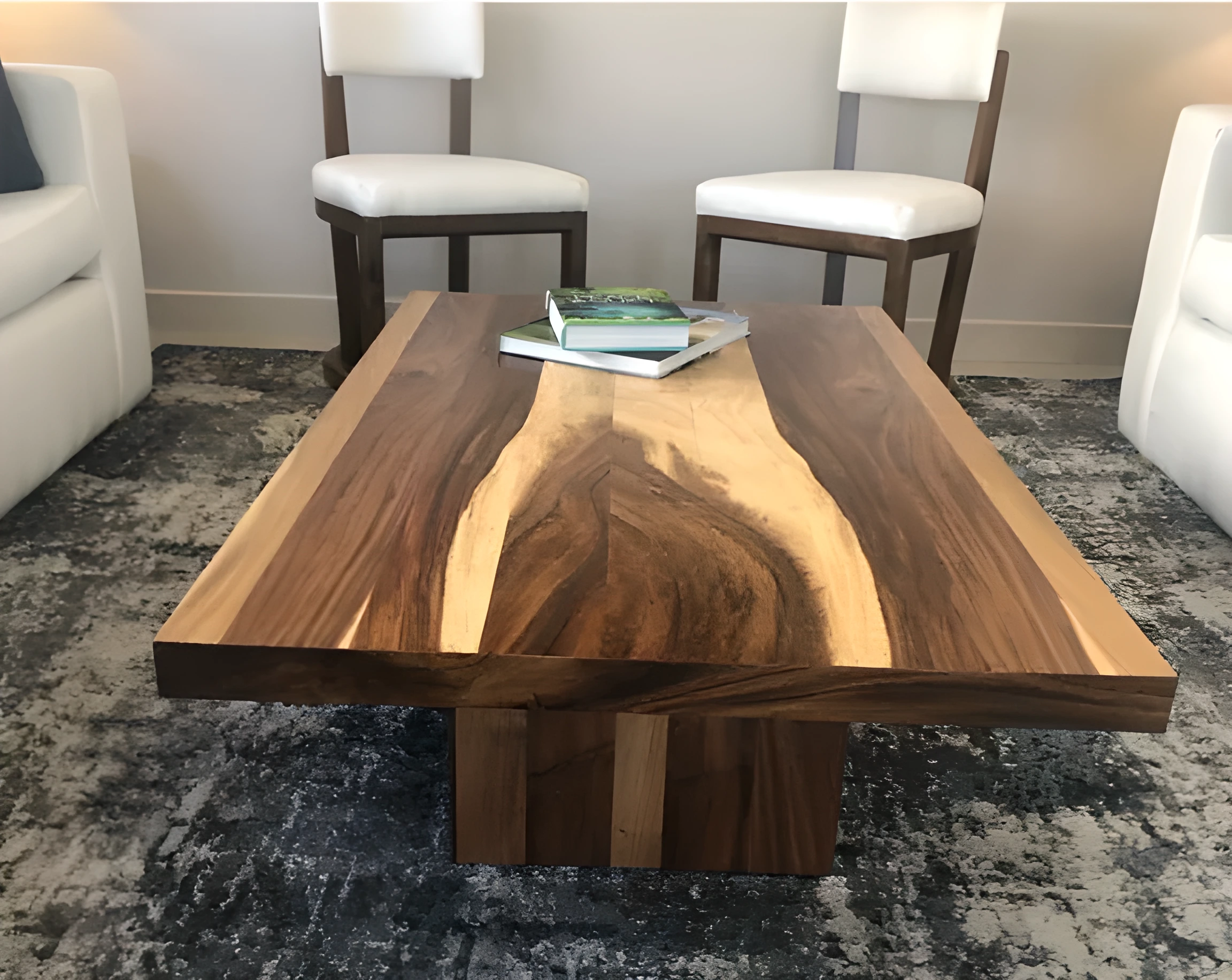 Tropical tzalam wood coffee table showing its contrasted grain