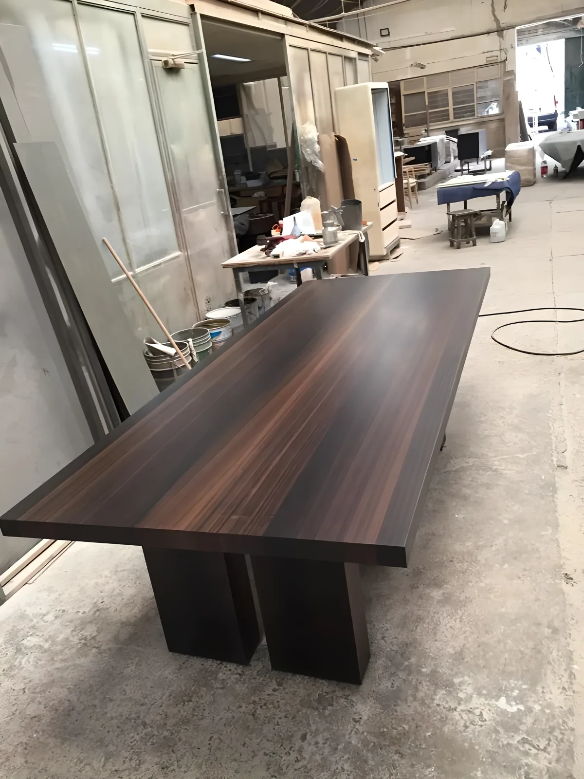 Master cabinetmaker detailing a luxury dining table at Carpiperg's workshop in Mexico City